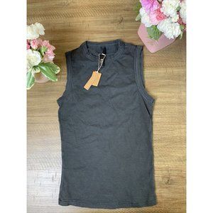 NEW SKIMS OUTDOOR SOOT DARK GRAY XS HIGH CREW NECKLINE TEE SLEEVELESS T-SHIRT